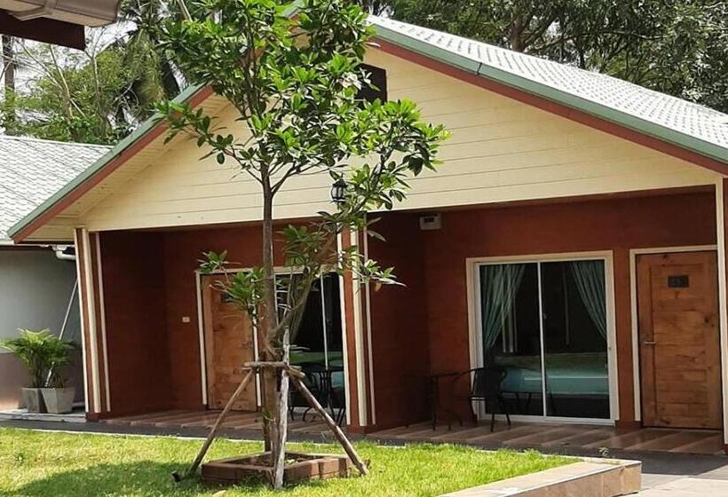 Phenwaree Amphawa Resort