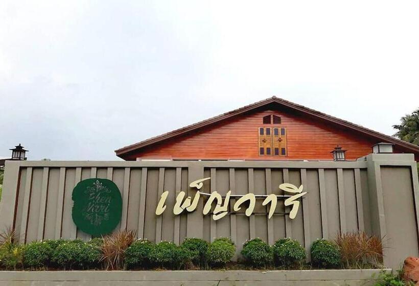 Phenwaree Amphawa Resort