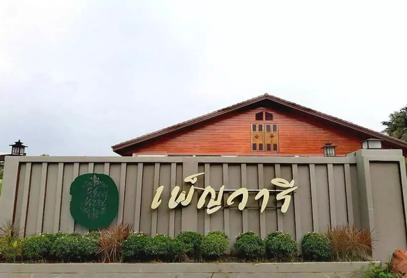 Phenwaree Amphawa Resort