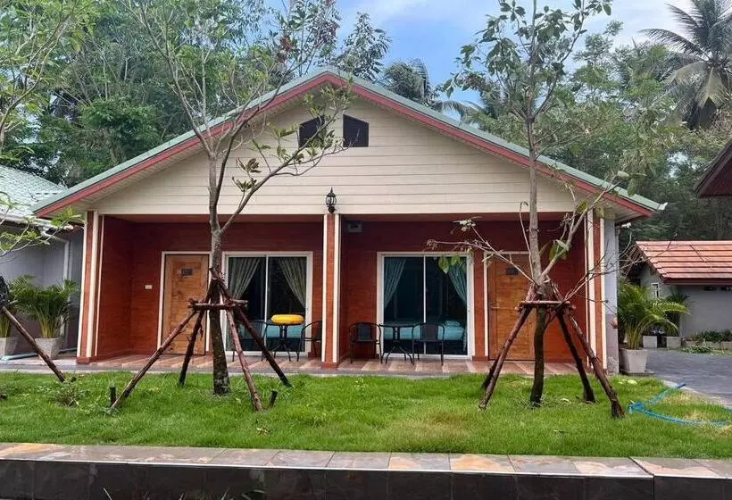 Phenwaree Amphawa Resort