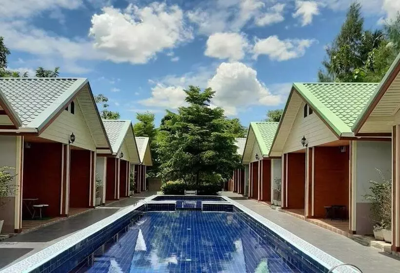 Phenwaree Amphawa Resort