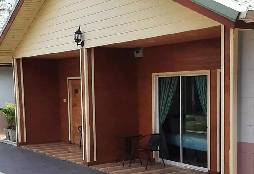 Phenwaree Amphawa Resort