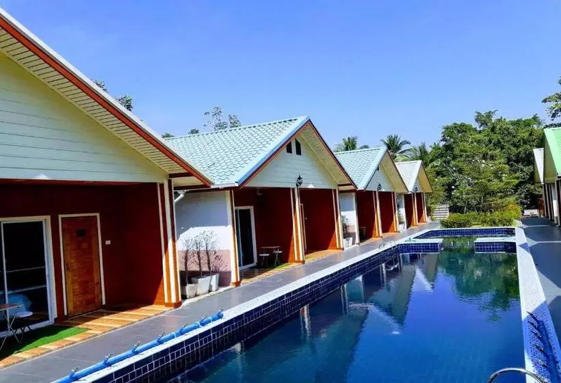 Phenwaree Amphawa Resort