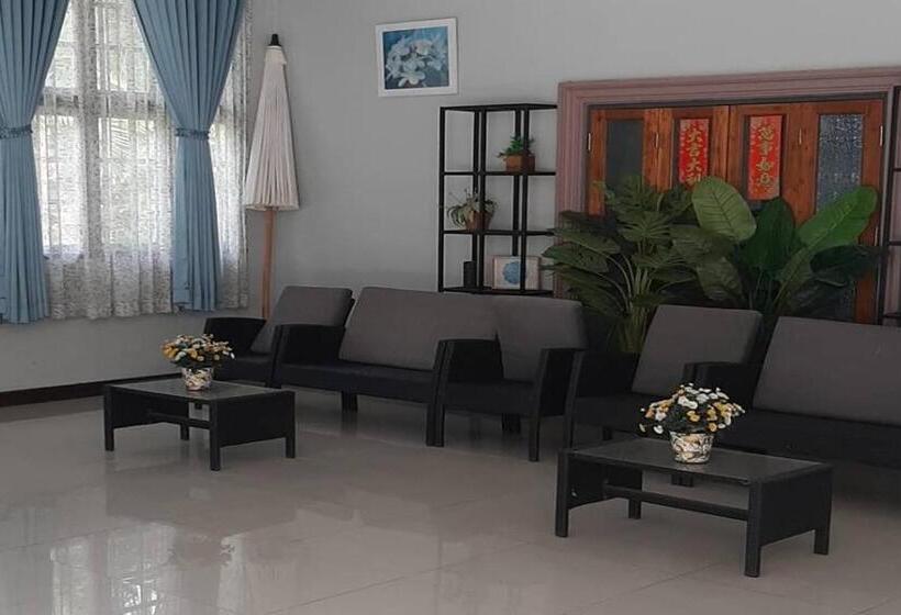 Phenwaree Amphawa Resort