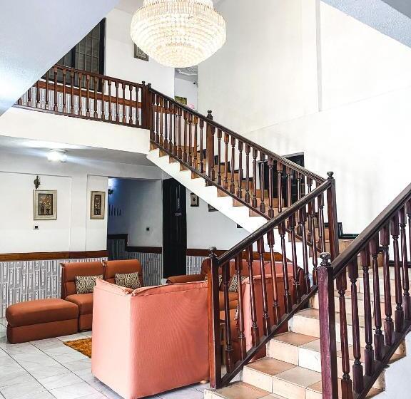 Hill View Hotel Mccarthy Hills