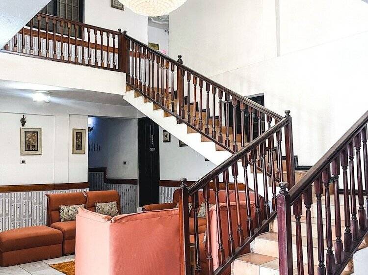 Hill View Hotel Mccarthy Hills