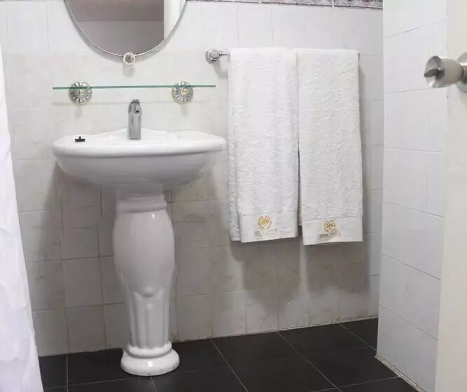 Hill View Hotel Mccarthy Hills