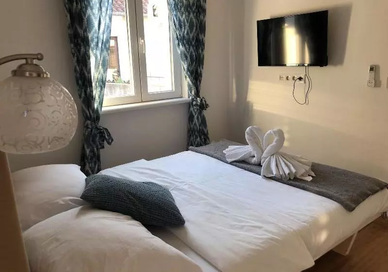 Majatalo Mulberry House