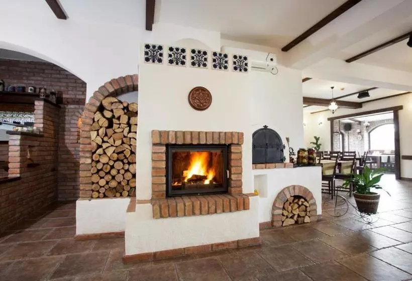 Pensiunea Laci Csarda Ernei