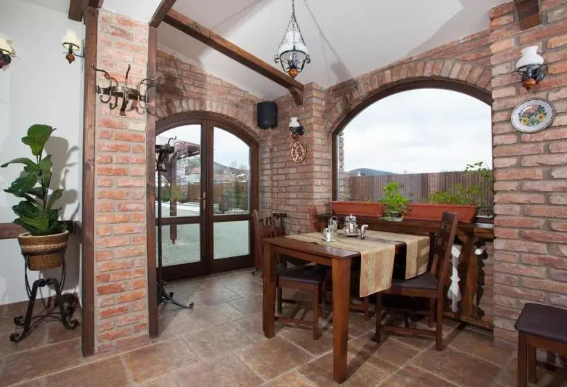 Pensiunea Laci Csarda Ernei