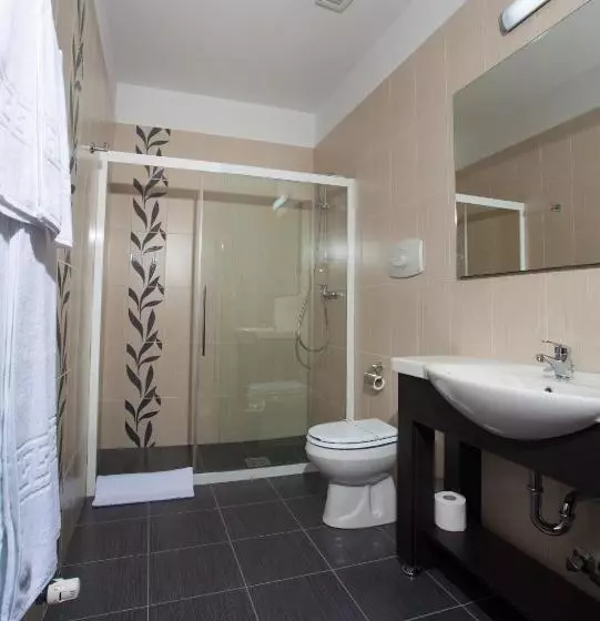 Pensiunea Laci Csarda Ernei