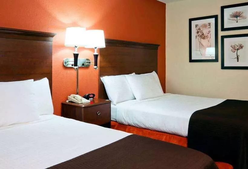 Отель Americinn By Wyndham Manitowoc