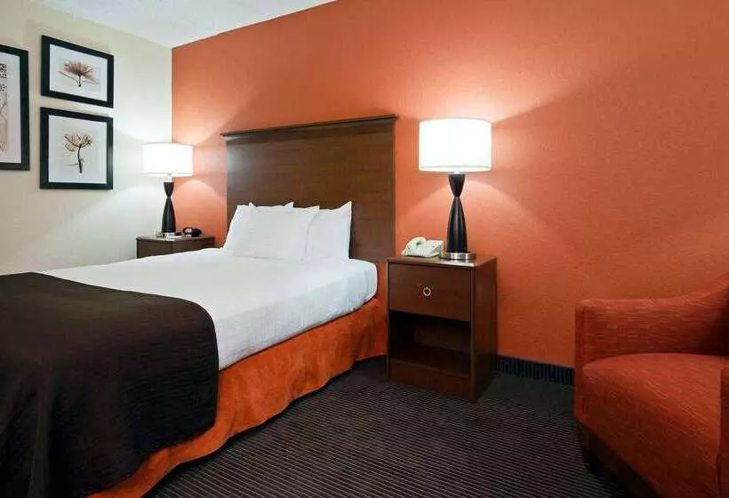 Отель Americinn By Wyndham Manitowoc