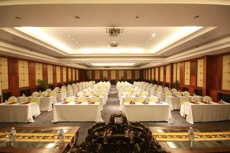 Отель Empress Angkor Resort & Spa