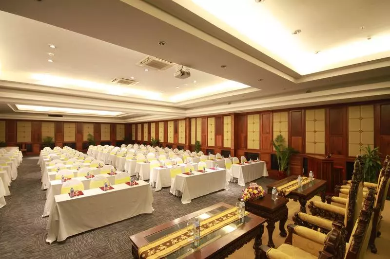 Отель Empress Angkor Resort & Spa