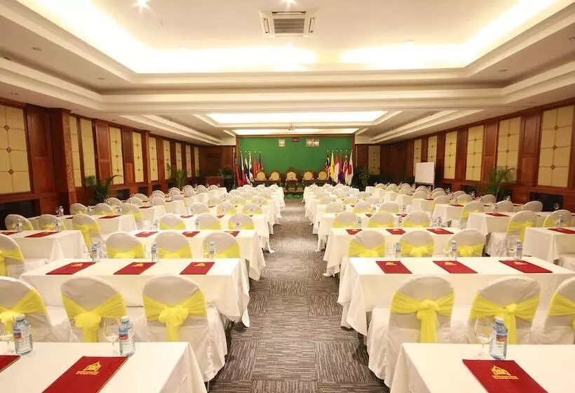 Отель Empress Angkor Resort & Spa