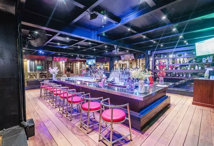 Отель Empress Angkor Resort & Spa