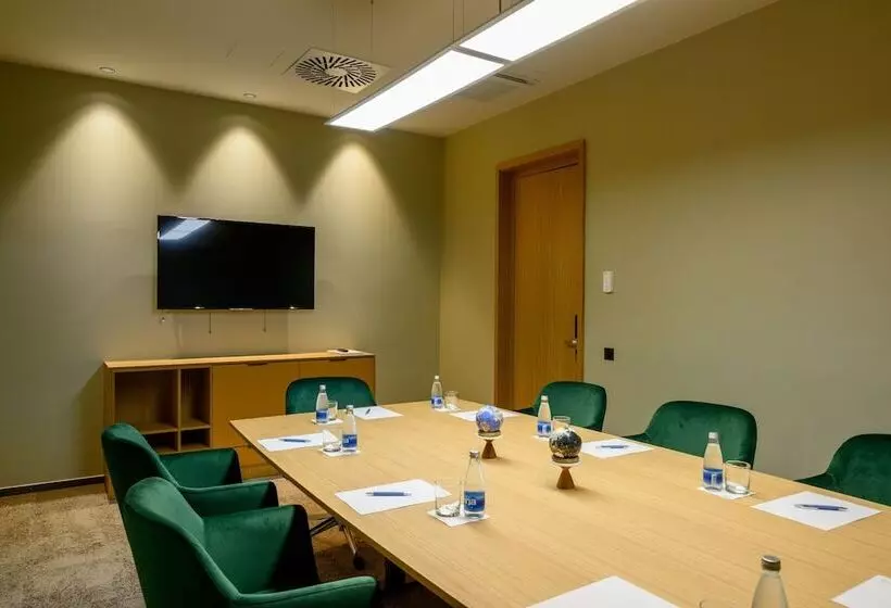 هتل Four Points By Sheraton Ljubljana Mons