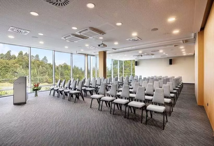 هتل Four Points By Sheraton Ljubljana Mons