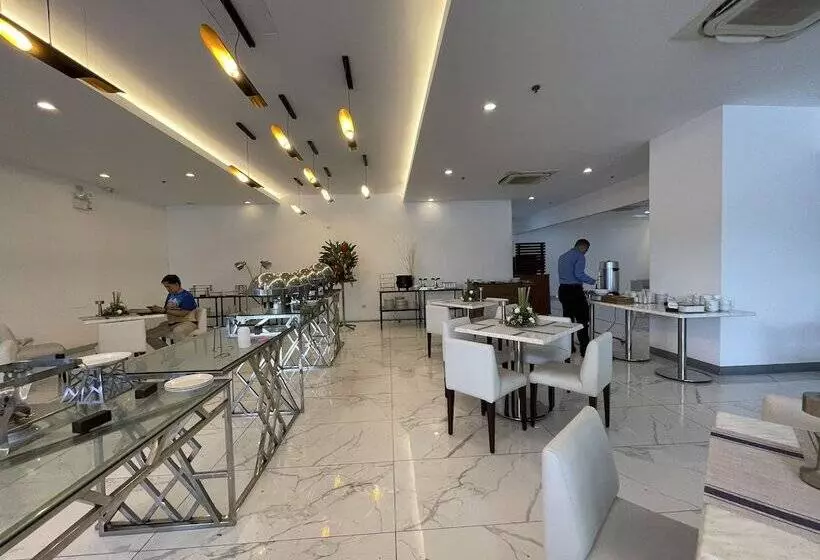 ホテル Golden Peak Condo