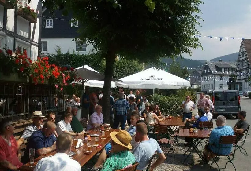 Hotelli Gasthof Zu Den Linden