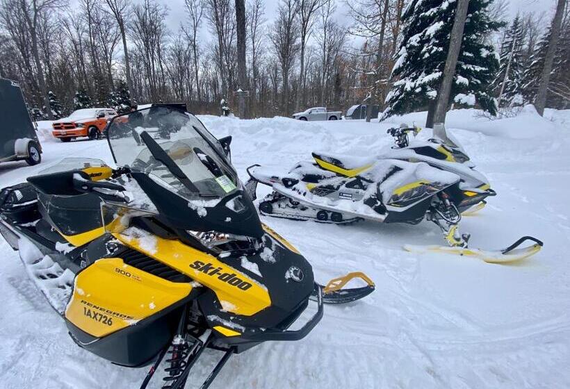 בית מלון כפרי Madawaska Lodge