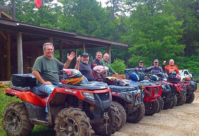 בית מלון כפרי Madawaska Lodge