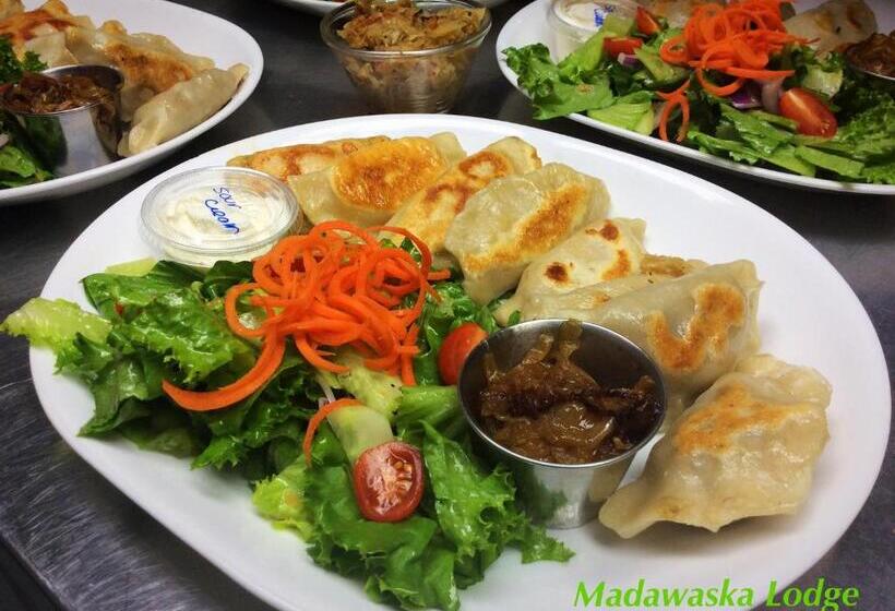 בית מלון כפרי Madawaska Lodge