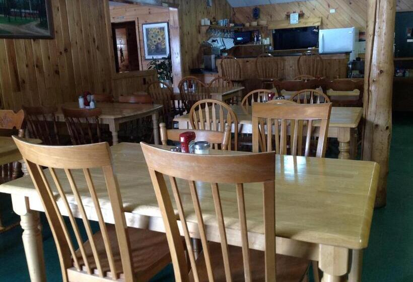 בית מלון כפרי Madawaska Lodge