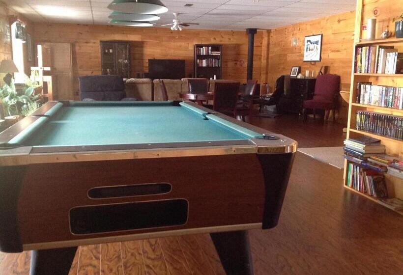 בית מלון כפרי Madawaska Lodge