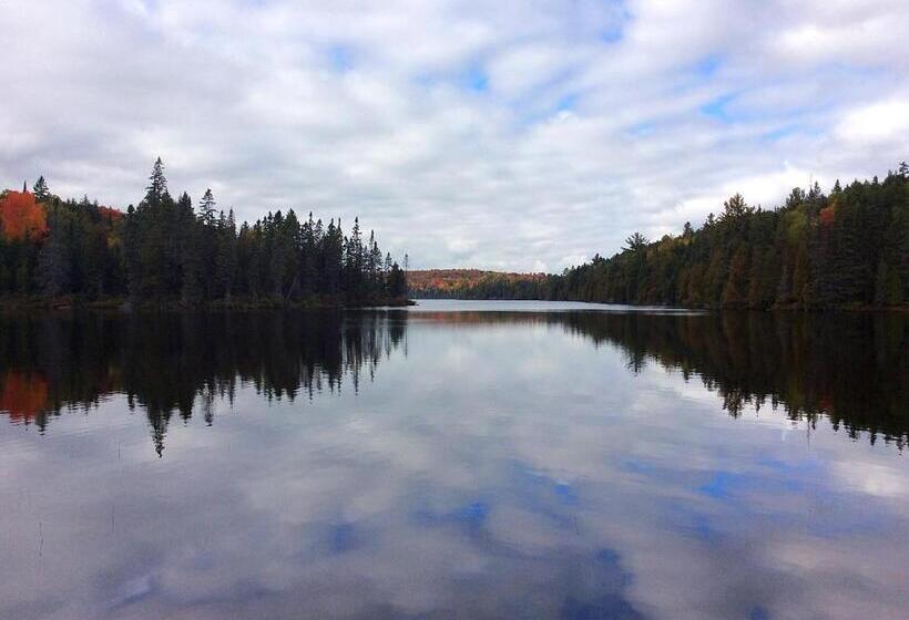 בית מלון כפרי Madawaska Lodge