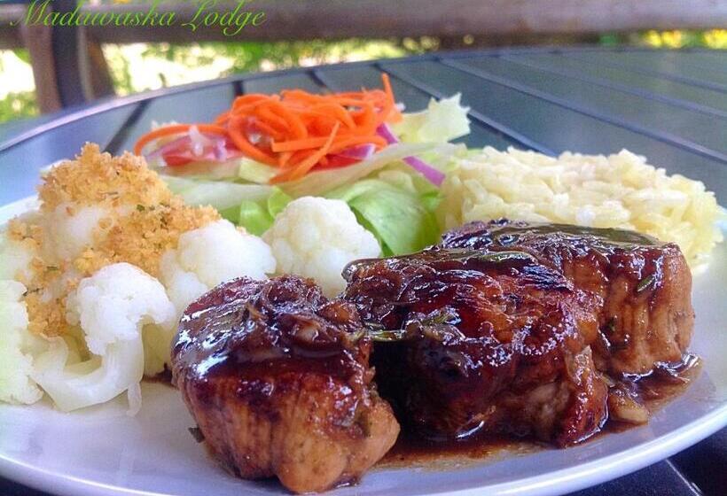 בית מלון כפרי Madawaska Lodge