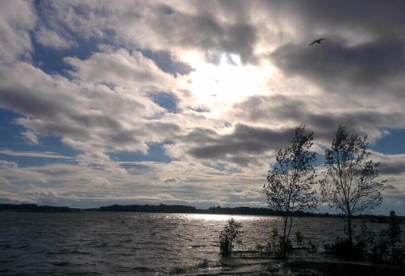 فندق على الطريق All Tucked Inn