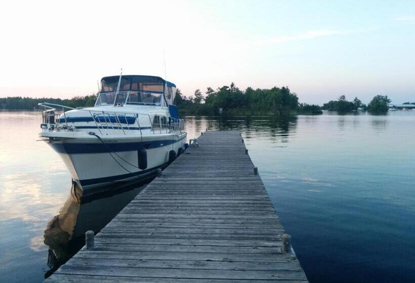 فندق على الطريق All Tucked Inn