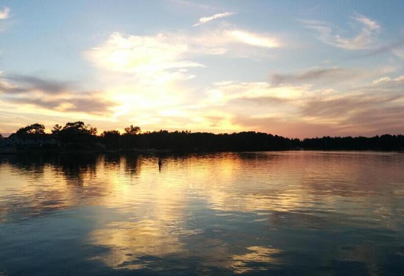 فندق على الطريق All Tucked Inn