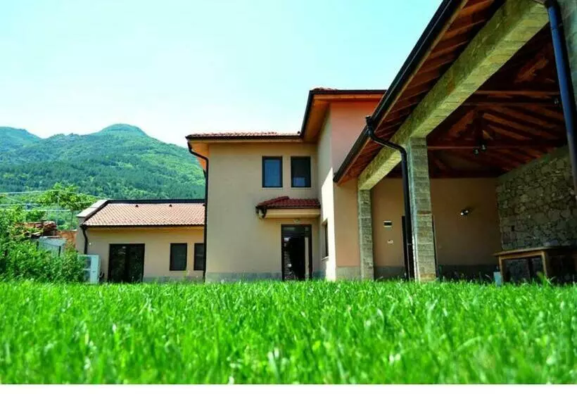 پانسیون Yustina Villas Guest House