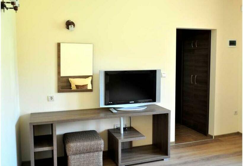 פנסיון Yustina Villas Guest House