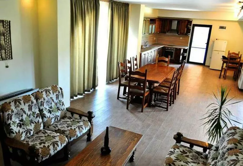 پانسیون Yustina Villas Guest House