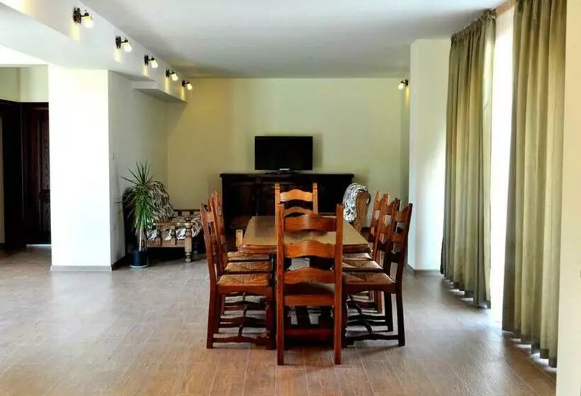 پانسیون Yustina Villas Guest House