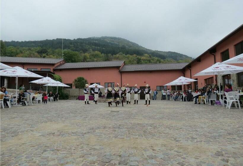 פנסיון Yustina Villas Guest House