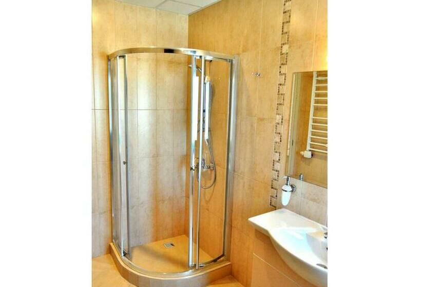 פנסיון Yustina Villas Guest House