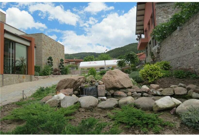 פנסיון Yustina Villas Guest House