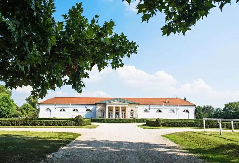 Aamiaismajoitus (B&B) Pannónia Golf & Country Club