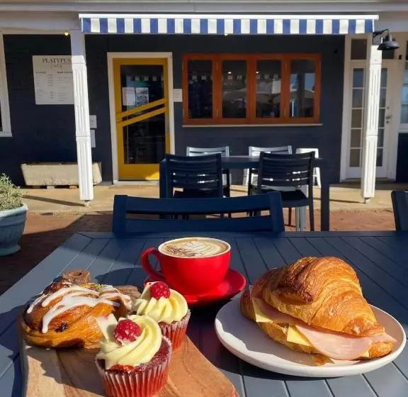 モーテル The Platypus Accommodation & Cafe