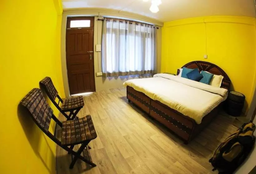 Whoopers Hostel Tosh
