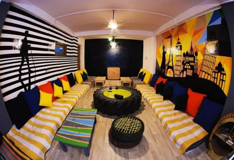 Whoopers Hostel Tosh