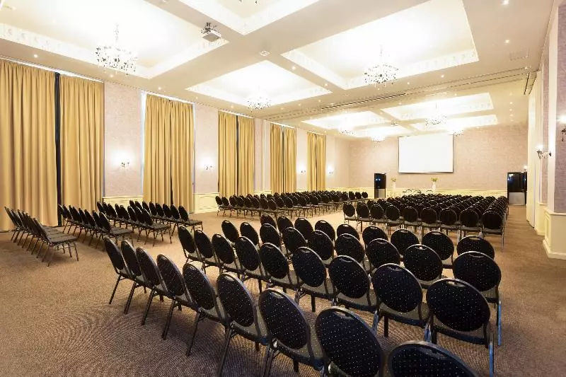 هتل Barcelo Concorde Les Berges Du Lac