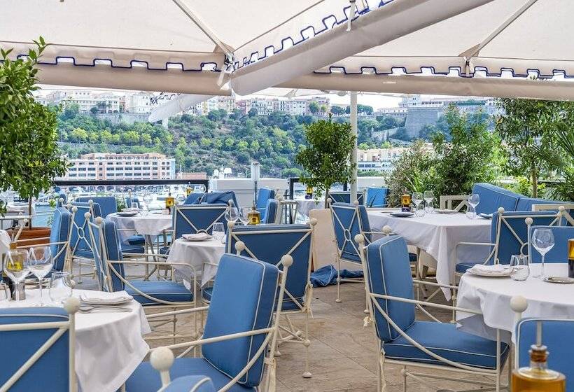 فندق Port Palace