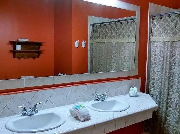 فندق The Great House Inn