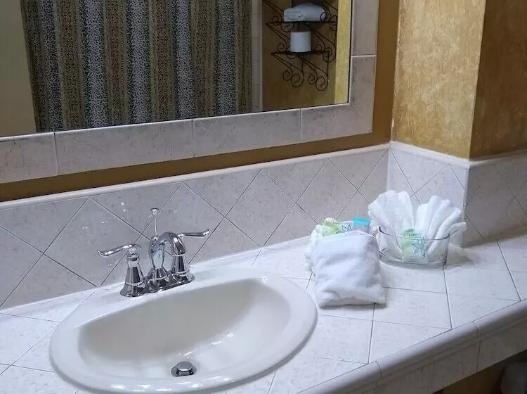 فندق The Great House Inn